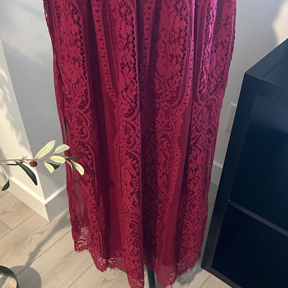 Elegant Lace Maxi Dress in Deep Red - Picture 4 of 7